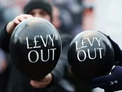 خشم طرفداران علیه رئیس تاتنهام: از اینجا برو! 