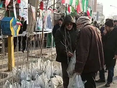 توزیع نهال رایگان در مسیر راهپیمایی ۲۲ بهمن