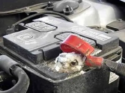 چرا سر باطری ماشین سولفاته می‌زند؟