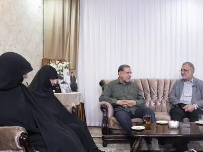 دیدار زاکانی با خانواده شهید سردار محقق
