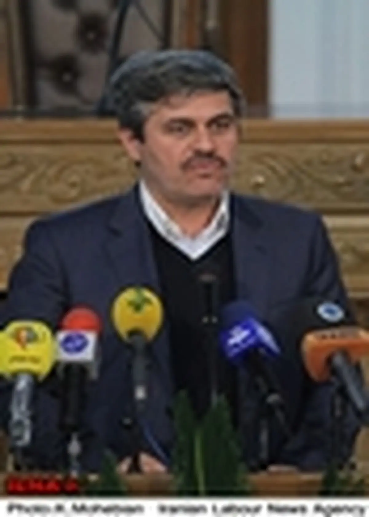 گرفتار تورم قانونگذاری هستیم / نهادهای مداخله‌گر مدعی قانونگذاری٬ چالش ایجاد می‌کنند