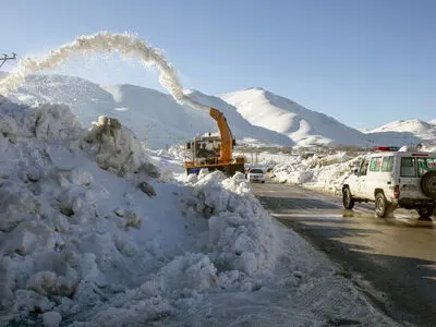 نجات جان دو خانواده دارای نوزاد شیرخوار گرفتار در برف در خوزستان