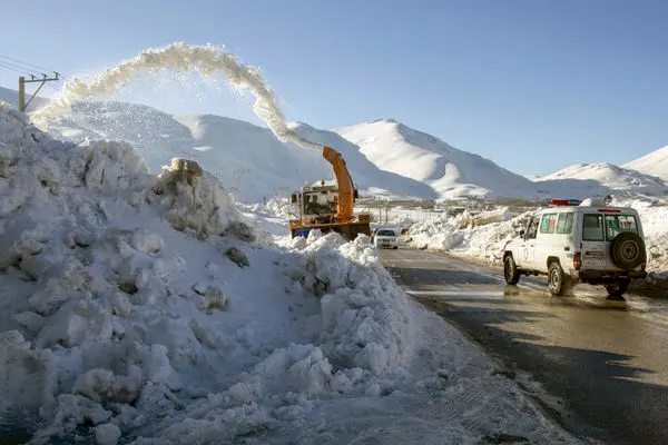 نجات جان دو خانواده دارای نوزاد شیرخوار گرفتار در برف در خوزستان