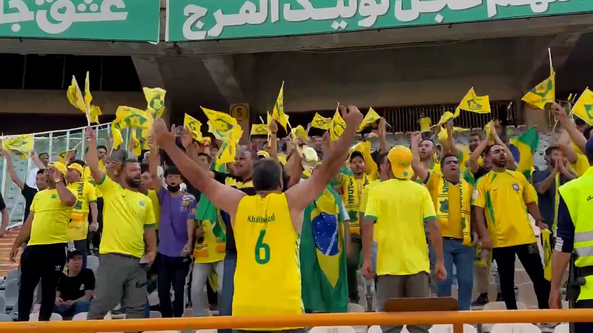 تجمع هواداران صنعت نفت علیه مربی و مدیر زردپوشان