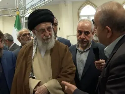 بازدید مقام معظم رهبری از نمایشگاه توانمندیهای ذوب آهن اصفهان+فیلم