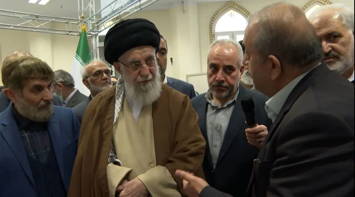 بازدید مقام معظم رهبری از نمایشگاه توانمندیهای ذوب آهن اصفهان+فیلم