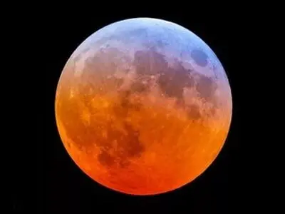 هاله آبی روی ماه خونین