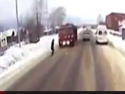فیلم/تصادف مرگبار یک زن با تریلی هجده چرخ 