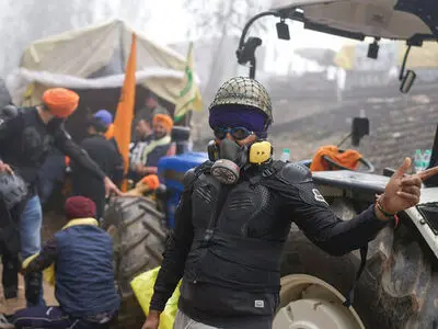 برخورد پلیس هند با کشاورزان معترض با گاز اشک‌آور