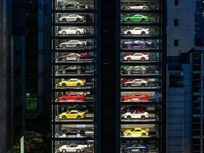 ویترین عجیب یک نمایشگاه ماشین! +عکس