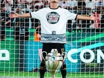 ویدئو:  حرکت انسانی بازیکن مصر با اهدای کاپشن به توپ‌جمع‌کن‌ها