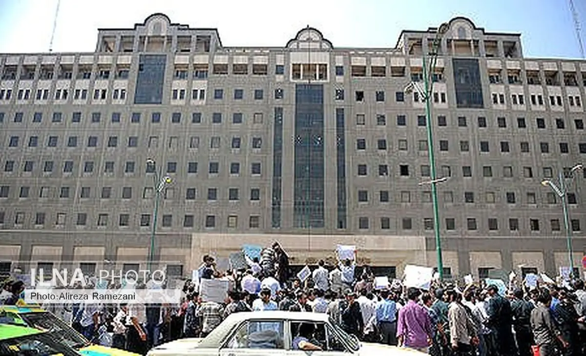 جمعی از مالباختگان و کارمندان ثامن‌الحجج مقابل مجلس تجمع کردند