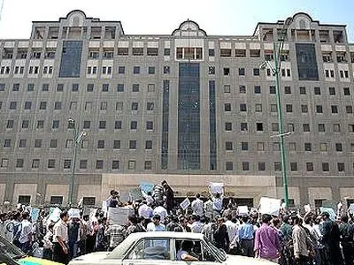 جمعی از مالباختگان و کارمندان ثامن‌الحجج مقابل مجلس تجمع کردند