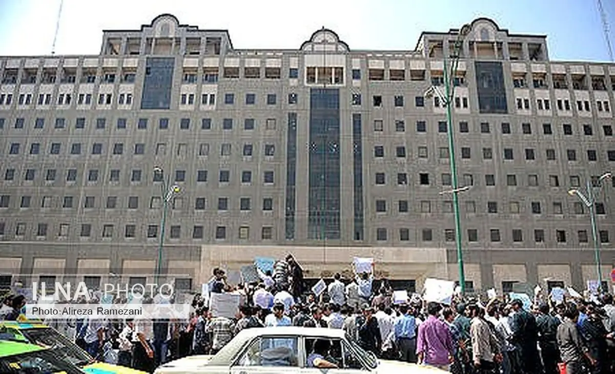 جمعی از مالباختگان و کارمندان ثامنالحجج مقابل مجلس تجمع کردند