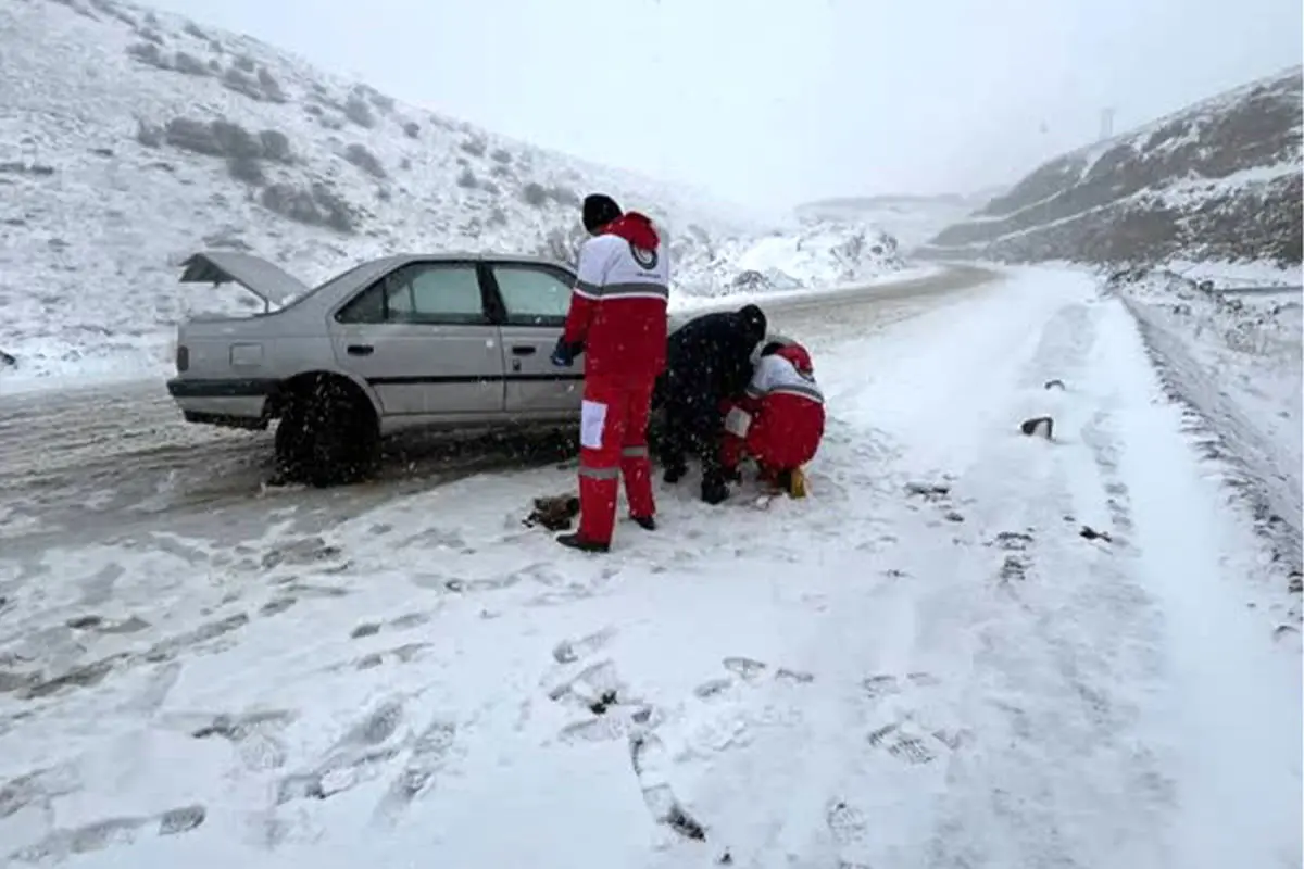 کمک‌رسانی ۸۶ تیم عملیاتی به مسافران گرفتار در برف 