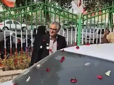 گل‌باران مدیر فرهنگ و ارشاد بوشهر، توسط هنرمندان و اهل فرهنگ برای حمایت از فستیوال کوچه + فیلم