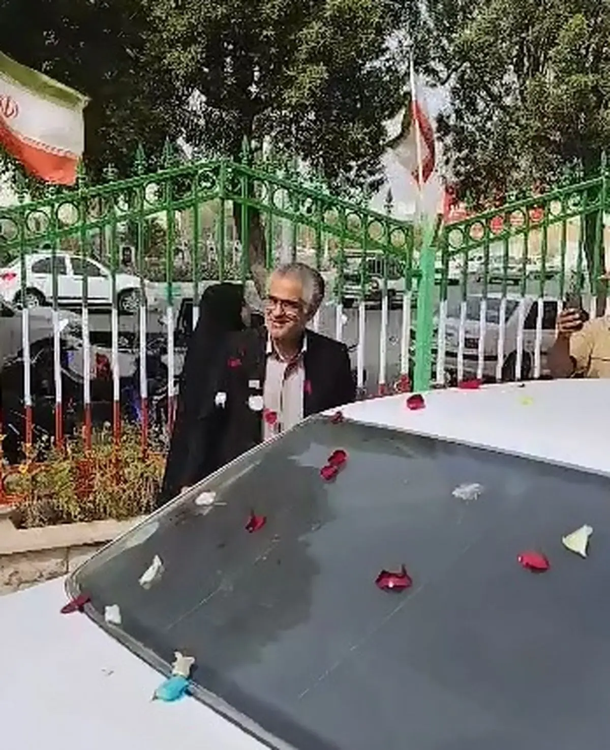 گل‌باران مدیر فرهنگ و ارشاد بوشهر، توسط هنرمندان و اهل فرهنگ برای حمایت از فستیوال کوچه + فیلم