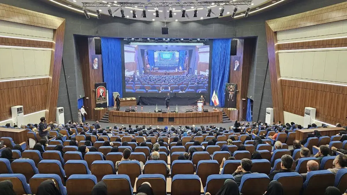 شعر مقاومت روایتگر حقیقت و ایستادگی ملت ایران است