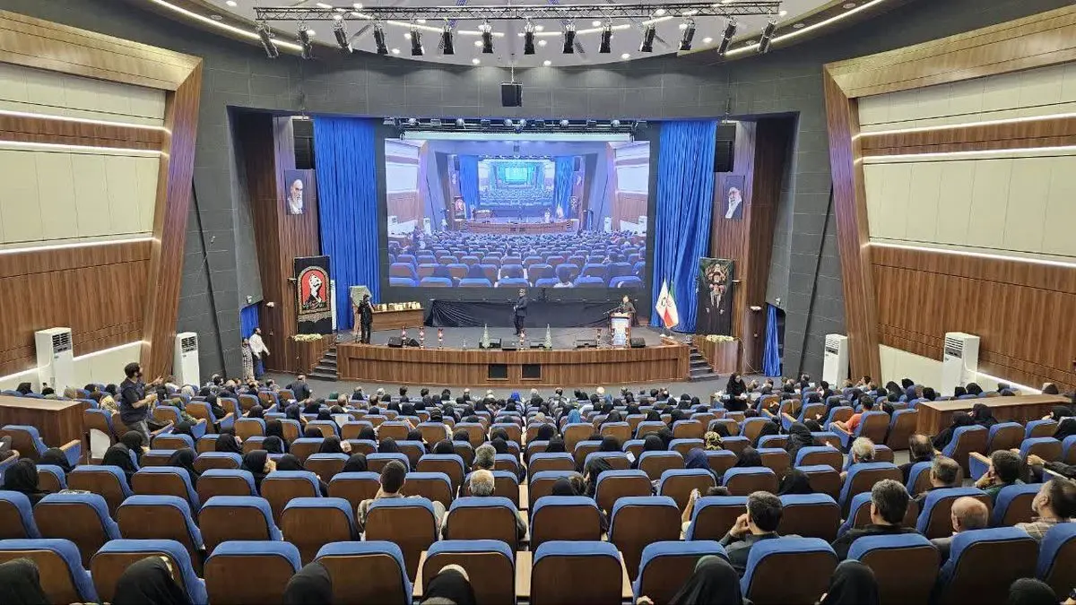 شعر مقاومت روایتگر حقیقت و ایستادگی ملت ایران است