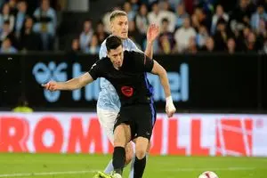 لواندوفسکی در کنار  چهره ماندگار بارسا قرار گرفت