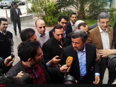 Ahmadinejad registers for Iranian presidential race