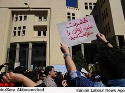 اصفهانی‌ها مقابل دادگستری تجمع کردند / قول استان‌دار اصفهان برای پیگیری حادثه