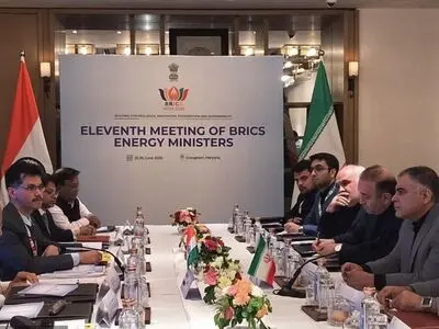 وزير النفط الإيراني یناقش مع نظيره الهندي سبل تعزيز التعاون الثنائي