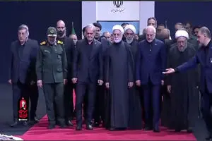 وداع سران قوا و جمعی از مسئولان با پیکر رهبر شهید انقلاب وداع سران قوا و جمعی از مسئولان با پیکر رهبر شهید انقلاب