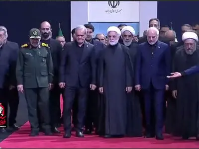 وداع سران قوا و جمعی از مسئولان با پیکر رهبر شهید انقلاب + تصاویر