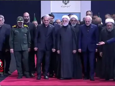 وداع سران قوا و جمعی از مسئولان با پیکر رهبر شهید انقلاب + تصاویر