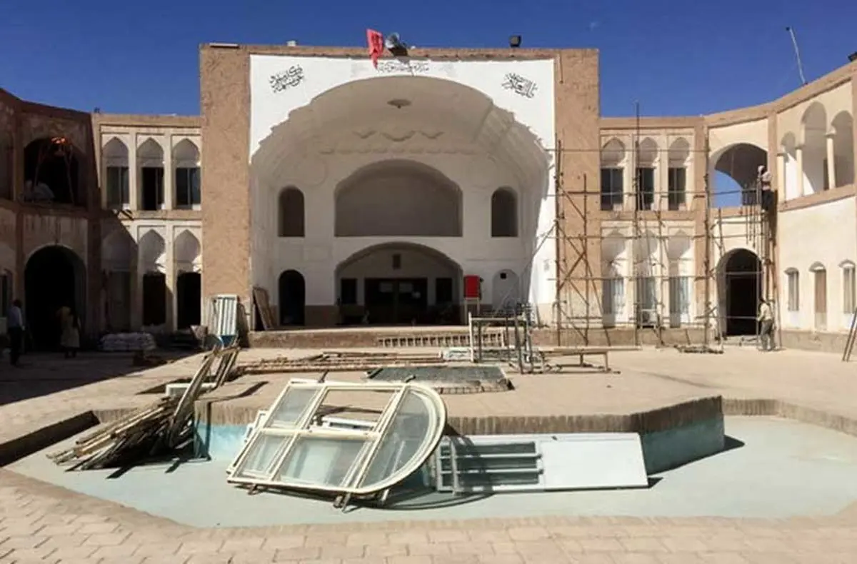 معلمی در خراسان جنوبی، از کفش دانش‌آموزش عکس گرفته‌ که مورد توجه کاربران فضای مجازی قرار گرفته است! + عکس