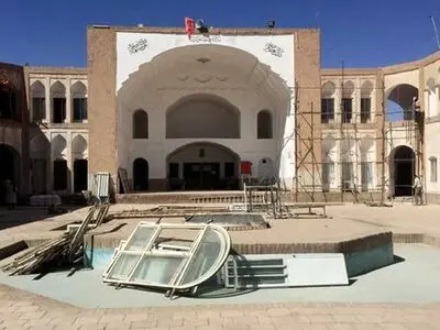 معلمی در خراسان جنوبی، از کفش دانش‌آموزش عکس گرفته‌ که مورد توجه کاربران فضای مجازی قرار گرفته است! + عکس