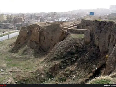 تپه هگمتانه ثبت جهانی نمی‌شود مگر آنکه عوامل مزاحم حذف شود/ آتش‌سوزی در تپه باستانی عادی است