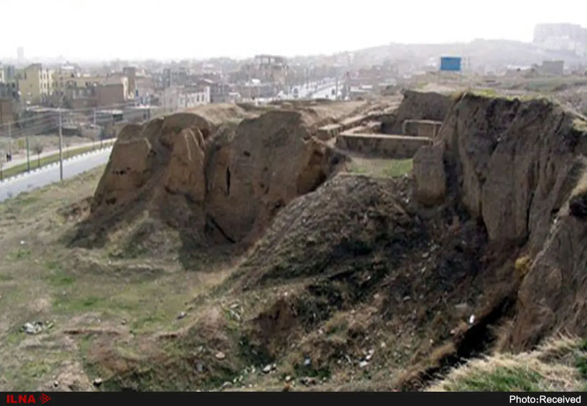 تپه هگمتانه ثبت جهانی نمی‌شود مگر آنکه عوامل مزاحم حذف شود/ آتش‌سوزی در تپه باستانی عادی است