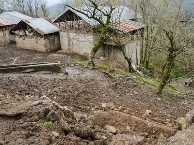 رانش زمین در روستای لیلیم املش/ گروه های ارزیاب اعزام شدند