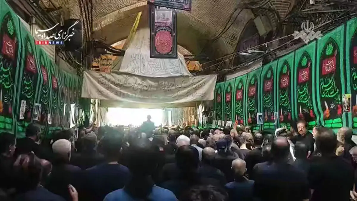 سنت عزاداری چهارپایه خوانی در روز عاشورا حسینی ـ تیمچه صاحب‌الدوله بازار تهران + فیلم