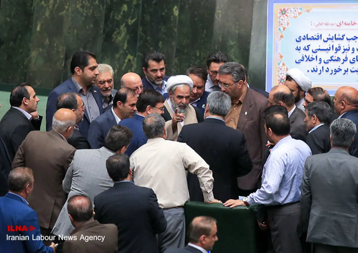 درگیری لفظی و پلاکارد؛ روش جدید جبهه پایداری برای بیان اعتراض