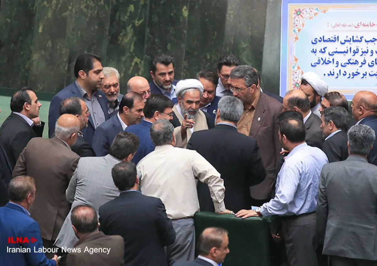 درگیری لفظی و پلاکارد؛ روش جدید جبهه پایداری برای بیان اعتراض