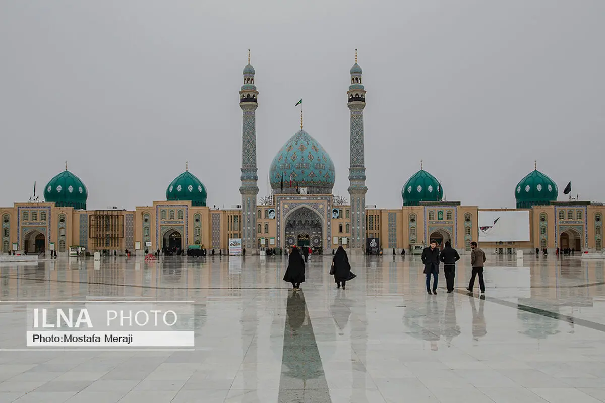 حال و هوای اولین باران پاییزی آستان مقدس مسجد جمکران + فیلم