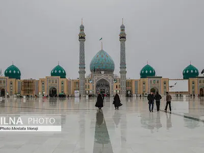 گل‌آرایی ضریح مطهر حضرت معصومه(س) به مناسبت سالروز ورود ایشان به شهر قم/فیلم