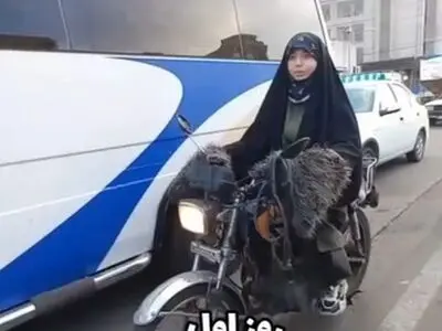تک‌چرخ زدن یک زن محجبه با موتورسیکلت + فیلم