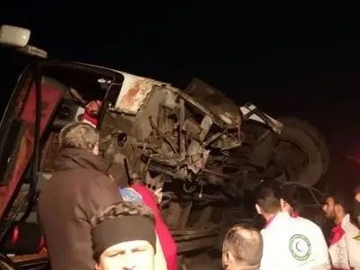 واژگونی تریلی و اتوبوس در محور اردکان ـ نایین چهار کشته و ۲۰ مصدوم برجا گذاشت