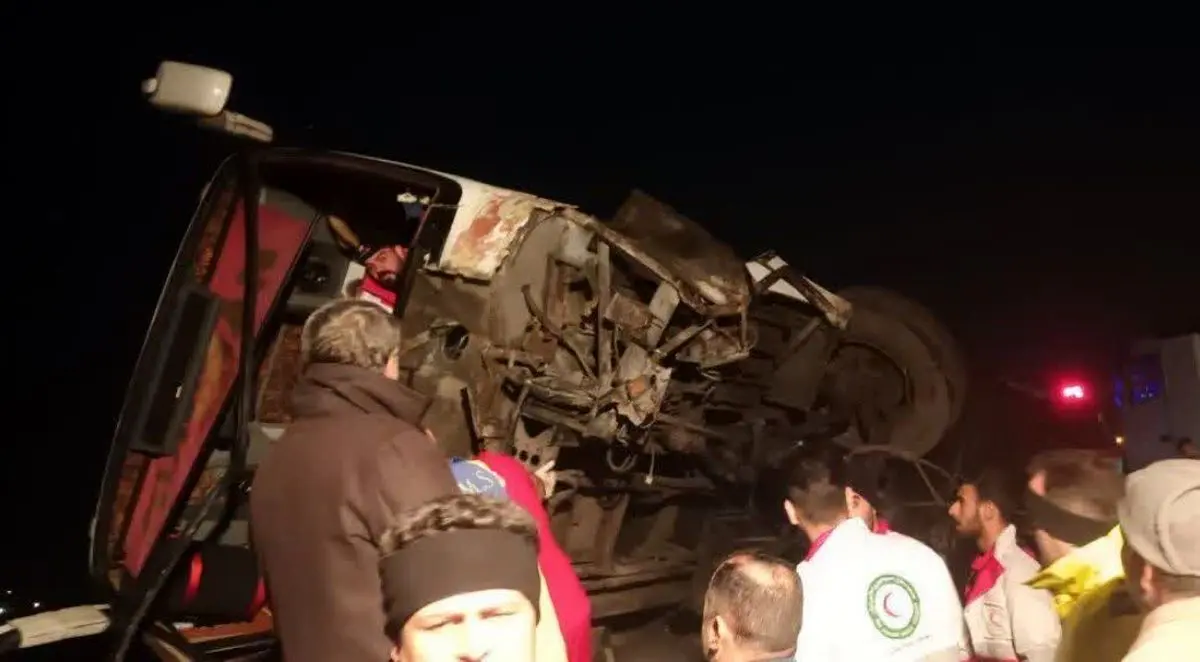 واژگونی تریلی و اتوبوس در محور اردکان ـ نایین چهار کشته و ۲۰ مصدوم برجا گذاشت