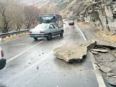 احتمال ریزش سنگ در جاده چالوس/ مسافران در حاشیه جاده توقف نکنند