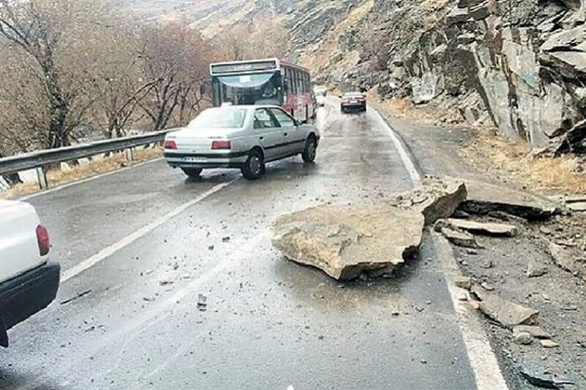 احتمال ریزش سنگ در جاده چالوس/ مسافران در حاشیه جاده توقف نکنند