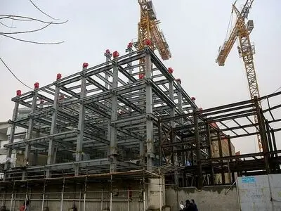 پروانه ساخت پلاسکو هفته آینده صادر می‌شود/ استقرار کسبه پارکینگ پروانه در پارک شهر/ پاسخ به تذکر شانه خالی کردن شهرداری‌ها از بار مسئولیت