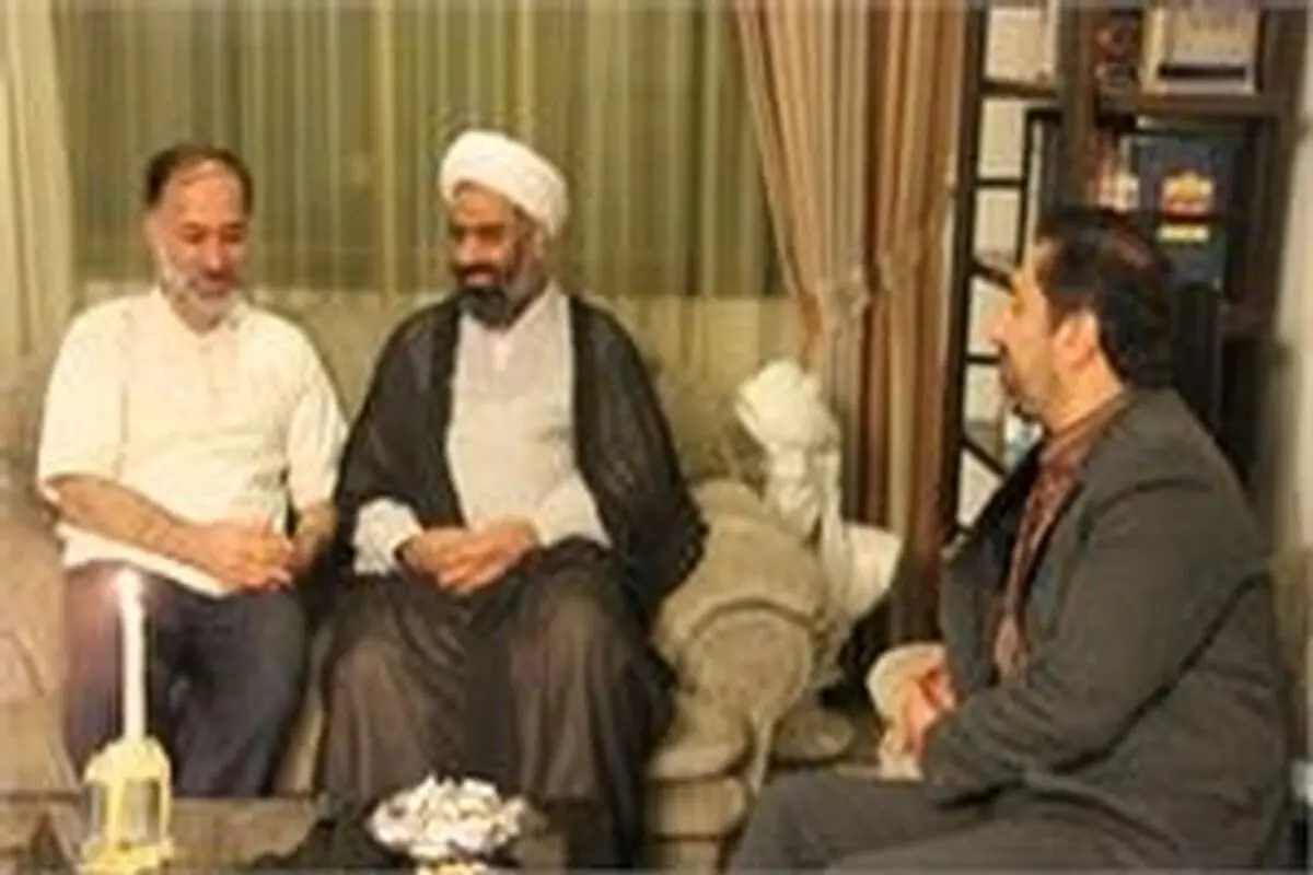 مدیر کل فرهنگ و ارشاد اسلامی استان اصفهان با هنرمند نگارگر اصفهانی دیدار کرد