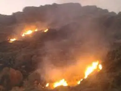 کوه مونگشت ایذه همچنان درحال سوختن است/تلاش مردم برای مهار آتش با امکانات کم