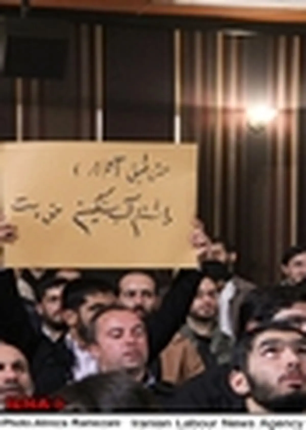 دست دادن با قدرت‌های استکباری معنایش پذیرش تحقیر است