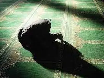 لحظه فوت یک نمازگزار در مسجد + فیلم
